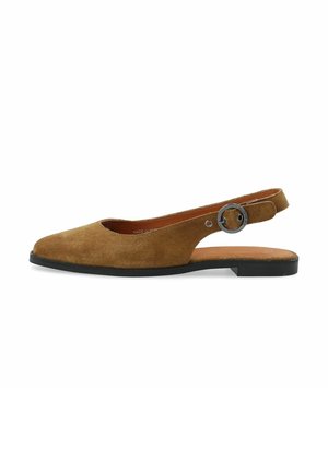 Brauner Wildleder-Flach-Slingback-Schuh mit rundem Schnallenriemen und schwarzer Sohle, Seitenansicht auf weißem Hintergrund.