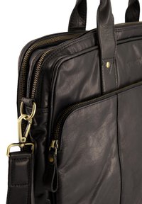 Sort læderlaptop taske med to lynlåslommer, der har messinghardware, en struktureret finish og to topgreb.