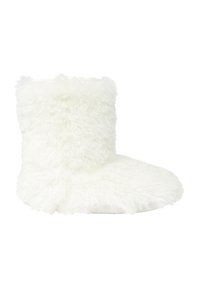 Biały, miękki kapciowy but z puszystą, pluszową fakturą, o wysokości do połowy łydki, zaokrąglonym nosku i prostym wzornictwie bez widocznych elementów metalowych.