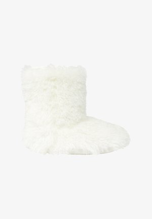 Stivaletto pantofola bianco con una texture soffice e peluche, altezza a metà polpaccio, punta arrotondata e design semplice senza elementi visibili in metallo.