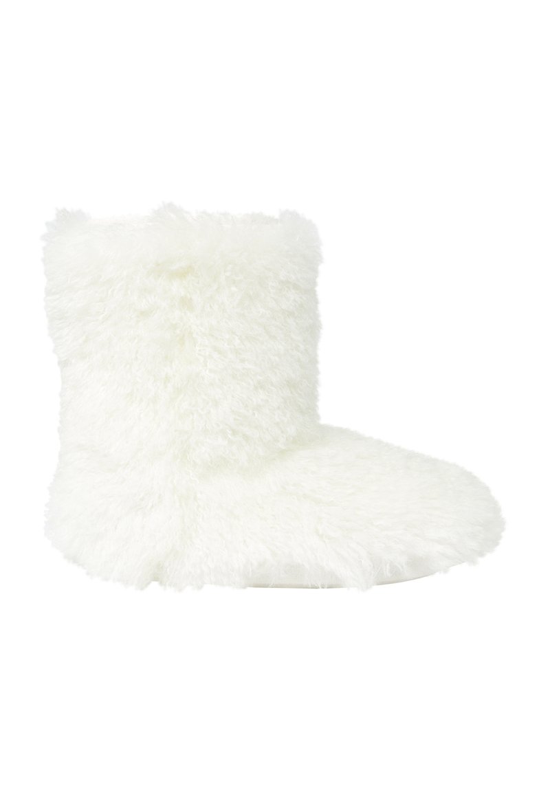 Biały, miękki kapciowy but z puszystą, pluszową fakturą, o wysokości do połowy łydki, zaokrąglonym nosku i prostym wzornictwie bez widocznych elementów metalowych.