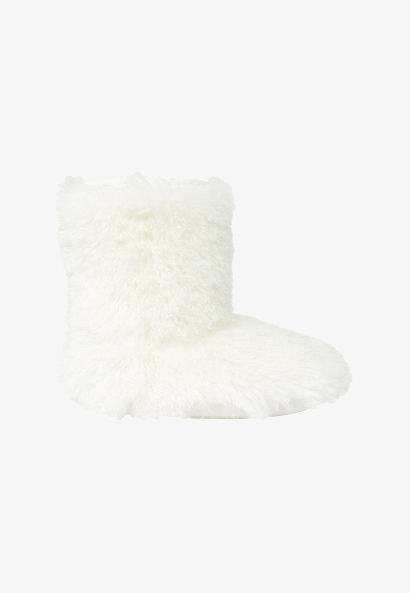 Stivaletto pantofola bianco con una texture soffice e peluche, altezza a metà polpaccio, punta arrotondata e design semplice senza elementi visibili in metallo.