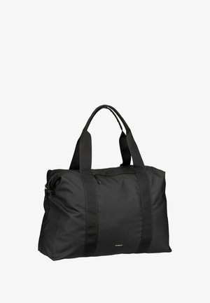 Bolsa de lona negra hecha de nylon resistente con dos asas robustas y cierre superior con cremallera. Presenta una textura suave y una marca minimalista.