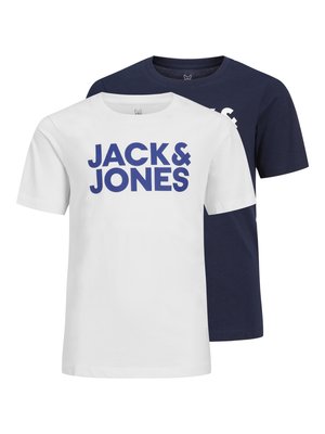 Divas T-krekls baltā un tumši zilā krāsā, izgatavots no kokvilnas. Priekšpusē attēlots teksts "JACK & JONES" resnā fontā. Apaļa kakla izstrādājums un īsās piedurknes.