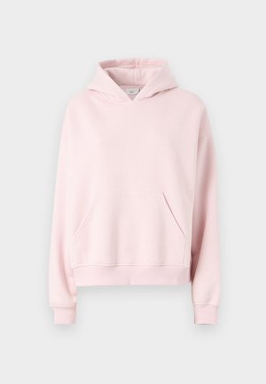 Hoodie rose clair en tissu doux. Comprend une poche devant, des poignets côtelés et une capuche avec cordon. Design simple et décontracté.