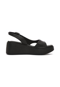 Zwarte wigsandalen met een glanzende leren bovenkant, open teen en slingback ontwerp met een verstelbare band en een gestructureerde rubberen zool.