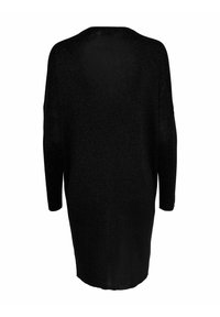 Vestido de suéter negro de gran tamaño con mangas largas, escote redondeado y una textura suave, que presenta un diseño holgado.