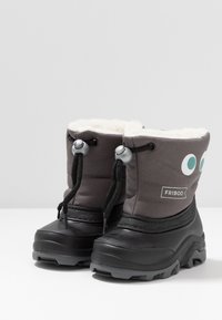 Bottes d'hiver à semelle en caoutchouc noir avec une tige en textile gris, une doublure en polaire, des lacets noirs et un détail coloré sur le côté.