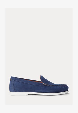 Mornarske suede loaferice s bijelim gumenenim potplatom; imaju šivenu prednju stranu i dizajn za jednostavno obuvanje, ističući glatku teksturu i minimalistički stil.