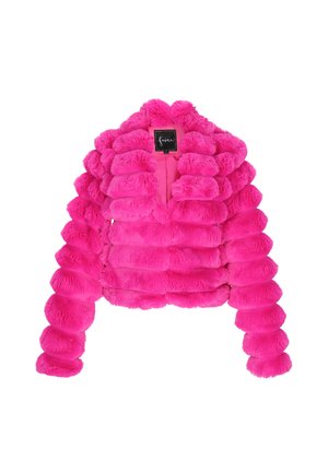 Giacca in pelliccia sintetica a strisce orizzontali, fluffy e di un brillante rosa, con maniche lunghe e colletto, esposta su uno sfondo bianco.