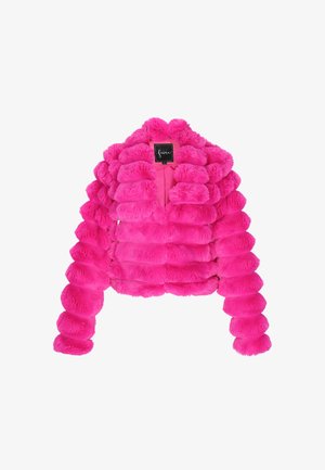 Giacca in pelliccia sintetica a strisce orizzontali, fluffy e di un brillante rosa, con maniche lunghe e colletto, esposta su uno sfondo bianco.