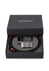 Zwarte cadeau doos met een leren riem met een zwart en zilveren metalen gesp, voorzien vanbruine accenten en een gladde afwerking.