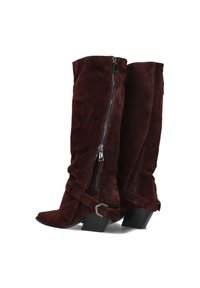 Bordeauxrode suède laarzen tot aan de knie met een puntige neus, zijrits en decoratieve band met metalen gespsluiting. Dikke blokhak.