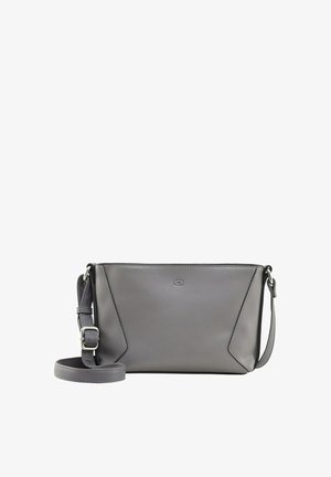 Šedá crossbody taška vyrobená ze hladkého syntetického materiálu. Má minimalistický design s ostrými tvary, nastavitelný popruh a decentní logo.