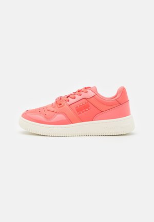 Trainers - coral