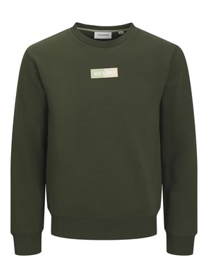 Olivengrønn genser med rund hals og ribbestrikkede mansjetter og nederkant, med en liten, sentrert "JACK & JONES" logo på brystet.