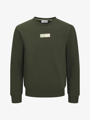 Olivengrønn genser med rund hals og ribbestrikkede mansjetter og nederkant, med en liten, sentrert "JACK & JONES" logo på brystet.