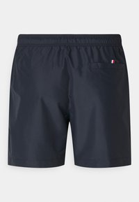 Shorts de bain bleu marine en tissu léger, dotés d'une taille élastique et d'une poche au dos ornée d'un petit logo tricolore.