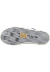 Sneakers Geox con suola in gomma grigia con motivo testurizzato, intersuola bianca e insole beige con icone di cura.