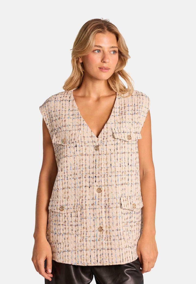 Beige Tweed-Weste mit V-Ausschnitt, kurzen Ärmeln und zwei Vorderaschen. Aus strukturiertem Stoff mit mehrfarbigen Fäden und goldenen Knöpfen.