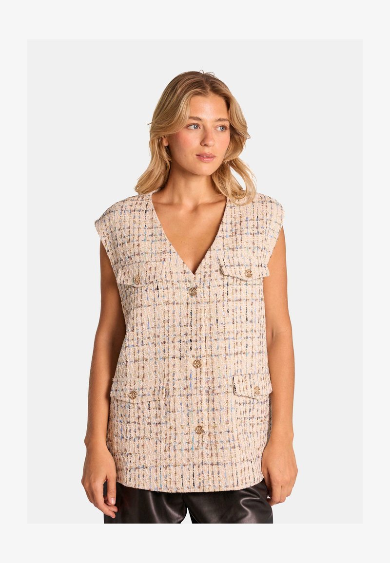 Beige Tweed-Weste mit V-Ausschnitt, kurzen Ärmeln und zwei Vorderaschen. Aus strukturiertem Stoff mit mehrfarbigen Fäden und goldenen Knöpfen.