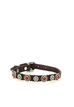 Bracciale in pelle marrone con borchie floreali in argento e pietre rosse circolari, con fibbia in argento.