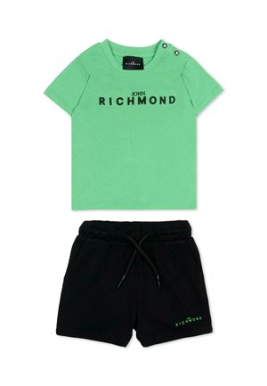 Groen shirt met korte mouwen met de tekst "John Richmond" en zwarte short met trekkoord en klein groen "John Richmond" logo op het been.