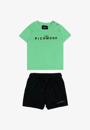 T-shirt verde a maniche corte con scritta "John Richmond" e pantaloncini corti neri con coulisse e piccolo logo verde "John Richmond" sulla gamba.