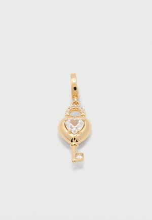 Zelta piekariņš atslēgas formā ar sirds formas kristāla centrālo akcentu un maziem apaļiem kristāliem augšējā cilpā, veidots kā rotaslietu šarms.