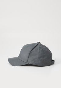 Grå baseballkasket med en struktureret overflade, buet skygge, justerbar rem bagpå og seks ventilationshuller.