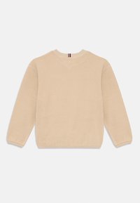 Μπεζ, υφασμάτινο πουλόβερ με στρογγυλή λαιμόκοψη, μακριά μανίκια και απαλή, αφράτη επιφάνεια. Διαθέτει ριγέ λεπτομέρεια στη λαιμόκοψη στο πίσω μέρος.