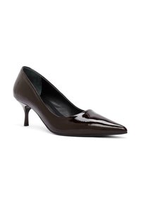 Escarpin en cuir verni marron avec un bout pointu et un talon aiguille de 5 cm. Texture lisse avec une finition brillante et un intérieur noir.