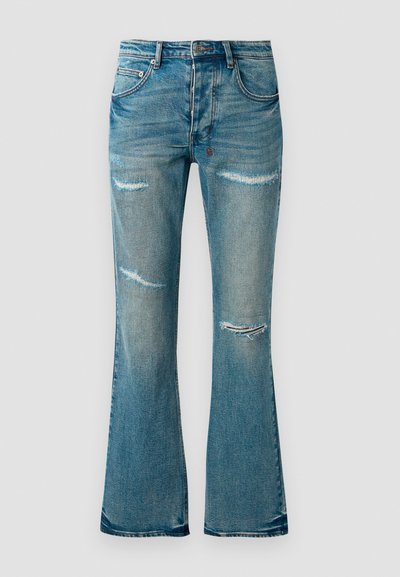 Uppdragna denimjeans i ljusblått med slitna detaljer och fransade knäskärningar. Har klassisk femfickdesign och metallknappstängning.