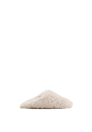 Crème-kleurige fuzzy slippers met een zachte, gestructureerde bovenkant en een ronde vorm. Ze hebben een lage profiel en een minimalistisch design.