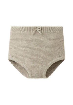 Bloomer bébé beige tricoté avec ceinture côtelée, petit nœud sur le devant et bords festonnés aux ouvertures des jambes.