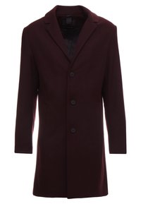 Cappotto di lana bordeaux con colletto a poignet, tre bottoni frontali e maniche lunghe. Tessuto liscio e design sartoriale fino al ginocchio.