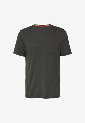 Dunkelgraues T-Shirt mit kurzen Ärmeln und Rundhalsausschnitt, mit kleinem Brusttaschen-Detail und dezentem orangefarbenen Akzent am Krageninnenbereich und am Etikett der Tasche.