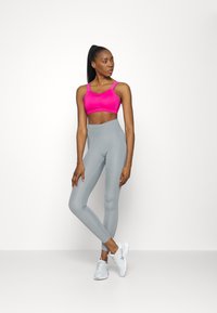 Nike Performance ALPHA BRA - Sutiã desportivo de alto suporte - active pink/mystic hibiscus/black