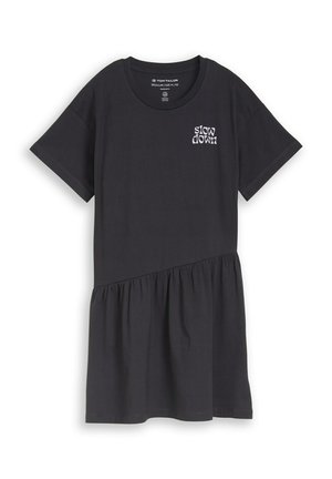 Czarna sukienka z krótkim rękawem, z asymetrycznym marszczonym dołem oraz napisem „slow down” na górnej lewej części klatki piersiowej.