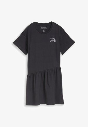 Robe noire à manches courtes avec un détail de jupe froncée asymétrique et le texte "slow down" sur la partie supérieure gauche de la poitrine.