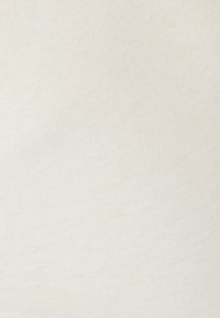 Tessuto di cotone color crema con una trama liscia e un sottile motivo rigato, adatto per abbigliamento casual o arredamento morbido.