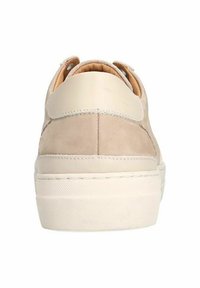 Helle beige Sneaker mit einer glatten Lederferse und Obermaterial aus Nubuk, ausgestattet mit einer weißen Gummisohle und dezenten Stichdetails.