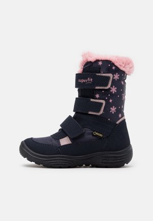 Marineblå vinterstøvle med pink snestjerne-mønstre, pink imiteret pelsfor, tre velcro-remme og et Gore-Tex mærke på siden.