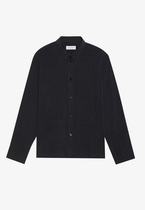 Camisa negra de manga larga con cierre de botones, cuello, dos bolsillos en el frente y un acabado de tela texturizada.