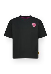Musta puuvillainen T-paita lyhyillä hihoilla, pyöreällä kaula-aukolla ja vasemmassa rintapielessä vaaleanpunainen sydänpitsi, jossa on sana "Love". Keltainen etiketti sivussa.