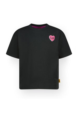 T-shirt en coton noir à manches courtes, col rond, avec un patch en forme de cœur rose portant le mot "Love" sur le côté gauche de la poitrine. Étiquette jaune sur le côté.