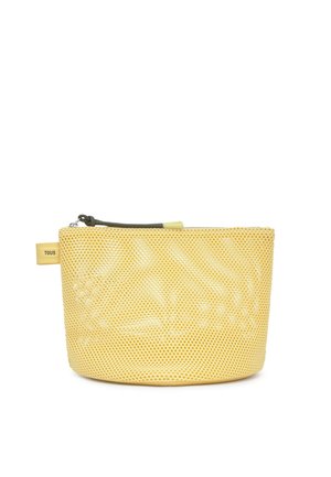 Piccola pochette gialla in rete con zip, linguetta verde scuro e etichetta del marchio sul lato su sfondo bianco.