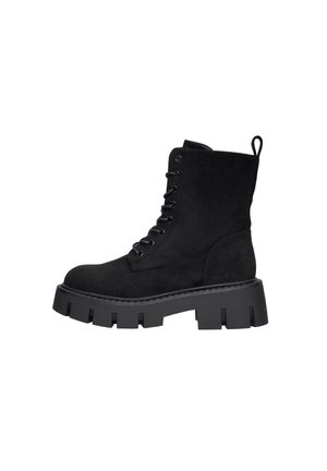 Schwarze Wildleder Stiefeletten mit einer klobigen Sohle, runder Zehenpartie, schnürbarem Vorderteil und einer Ziehlasche an der Ferse für ein einfaches An- und Ausziehen.