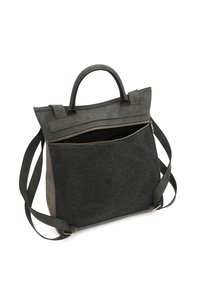 Borsa a tracolla in tela nera e pelle con doppi manici, tracolla regolabile e tasca con zip frontale. Presenta un design strutturato e una texture liscia.