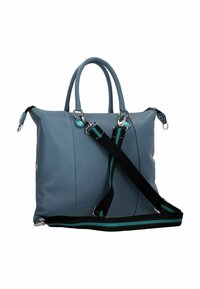 Bolso tote de cuero en azul pizarra, con dos asas y una correa negra desmontable con detalles en verde azulado. Herrajes plateados y superficie texturizada.